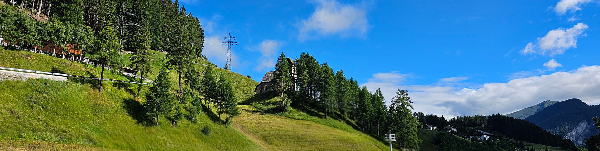 Austriackie Alpy w słoneczny dzień.