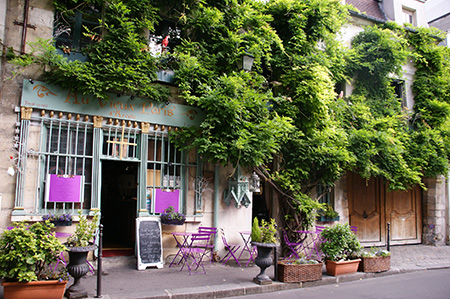 Wejście do kawiarni w Paryżu.