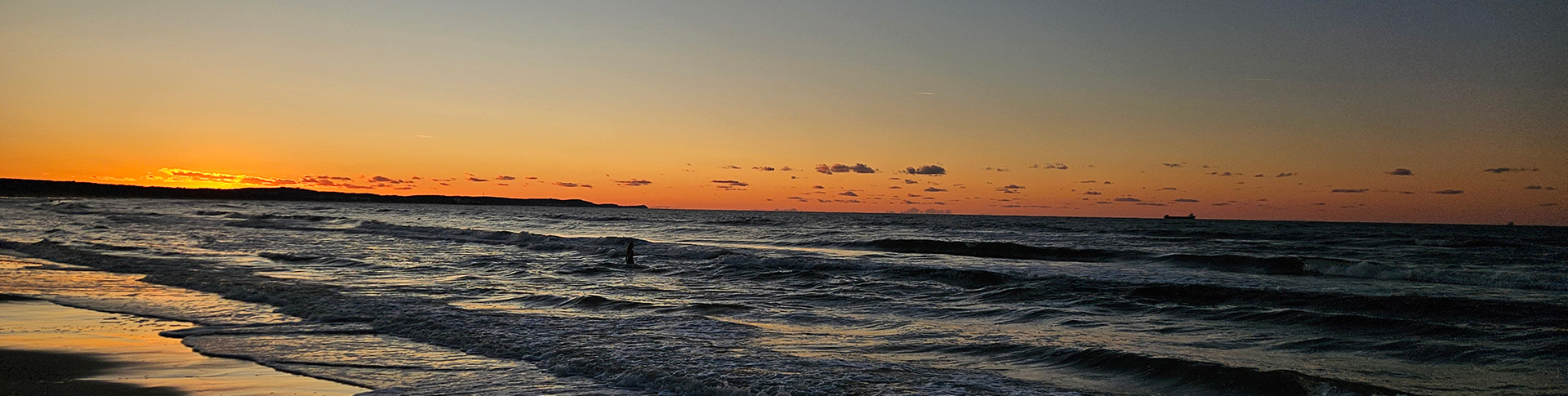 Piękny zachód słońca na morzem.